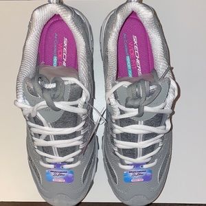 Skechers comfortable women’s Skechers with air cooled memory foam!!